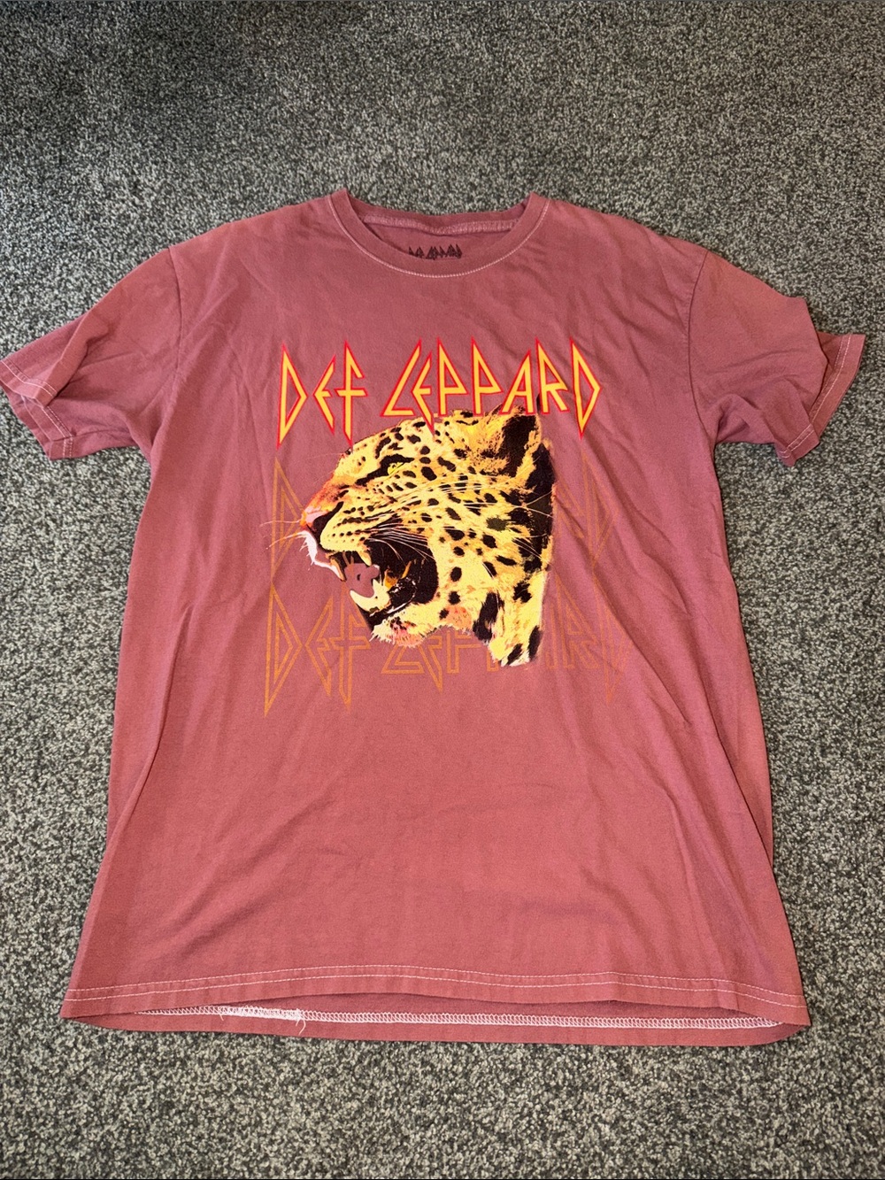 Def Leppard Short Sleeve Graphic Tee in Dusty Rose